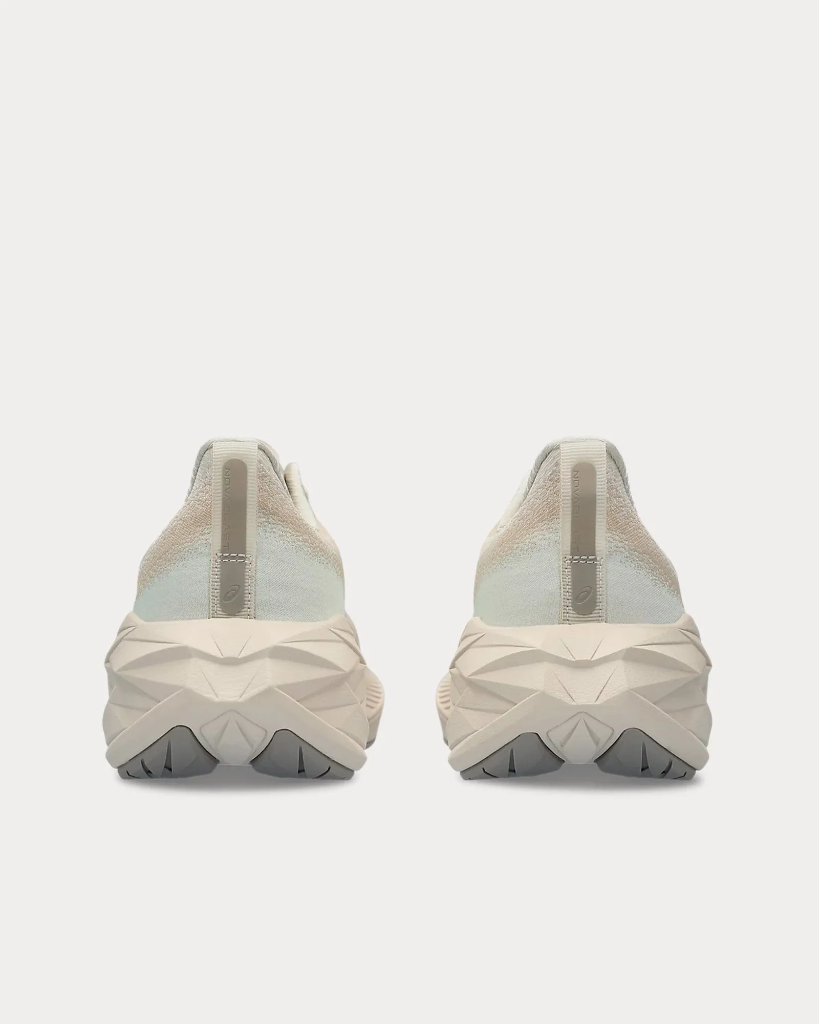 Novablast 4 Oatmeal / Moonrock Running Shoes